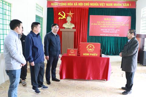 Đồng chí Tống Thanh Hải - Phó Chủ tịch Thường trực UBND tỉnh, Phó Chủ tịch Ủy ban bầu cử tỉnh kiểm tra công tác bầu cử tại phường Đoàn Kết