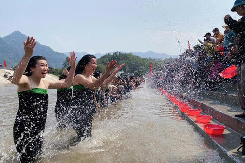 <a href="/du-khach" title="Điểm đến-Du khách" rel="dofollow">Điểm đến - Du khách</a>