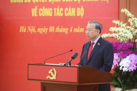 Ảnh: Tổng Bí thư, Chủ tịch nước Tô Lâm trao Quyết định Trưởng Ban Tổ chức Trung ương và Chánh Văn phòng Trung ương Đảng