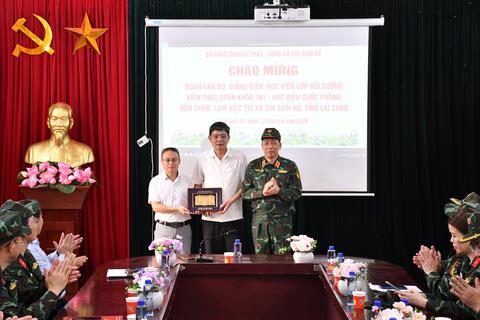 Đoàn công tác của Học viện Quốc phòng thăm và làm việc tại xã Sin Suối Hồ