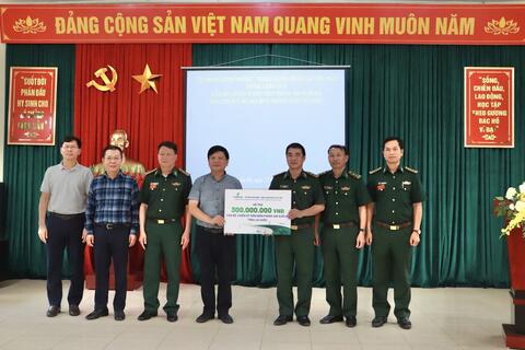 Đoàn công tác của Tập đoàn Công nghiệp - Năng lượng Quốc gia Việt Nam thăm và tặng quà cán bộ, chiến sĩ Đồn Biên phòng Sin Suối Hồ