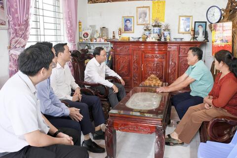 Các đồng chí Thường trực Tỉnh ủy thăm, tặng quà gia đình chính sách, người có công phường Đoàn Kết, Tân Phong và xã Tả Lèng, Bình Lư