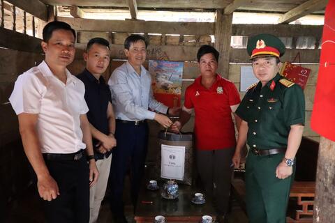 Đoàn công tác của tỉnh thăm, tặng quà gia đình người có công và hộ nghèo nhân dịp 30/4 – 1/5