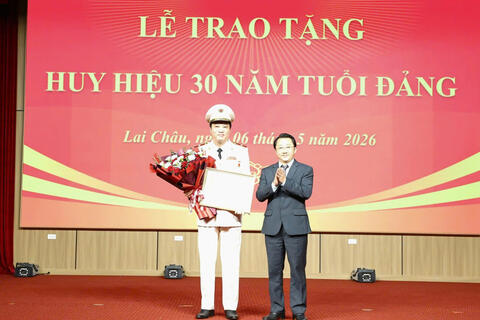 Đảng ủy Công an tỉnh Lai Châu: Công bố Quyết định và trao tặng Huy hiệu 30 năm tuổi Đảng