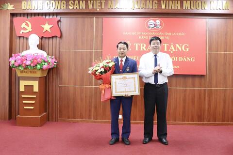 Đảng ủy Sở Nội vụ: Lễ trao tặng Huy hiệu 30 năm tuổi Đảng
