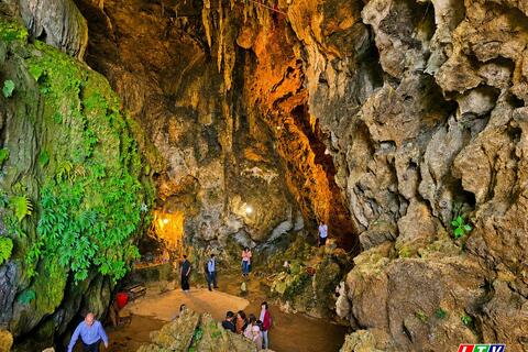 <a href="/du-khach" title="Điểm đến-Du khách" rel="dofollow">Điểm đến - Du khách</a>