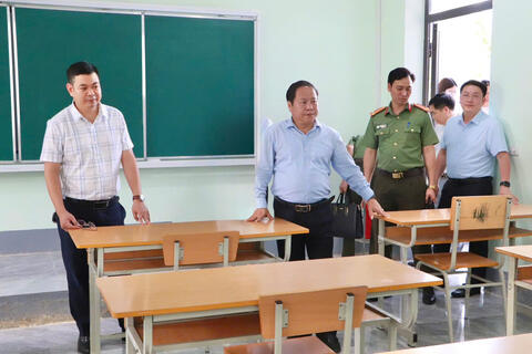 Phó Chủ tịch Thường trực UBND tỉnh Tống Thanh Hải kiểm tra công tác chuẩn bị tổ chức Kỳ thi tốt nghiệp THPT năm 2026 tại xã Tân Uyên, xã Bình Lư