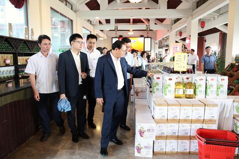 Đoàn công tác của Bí thư Tỉnh ủy Lê Minh Ngân khảo sát mô hình phát triển kinh tế - xã hội tại thành phố Di Lặc, châu Hồng Hà