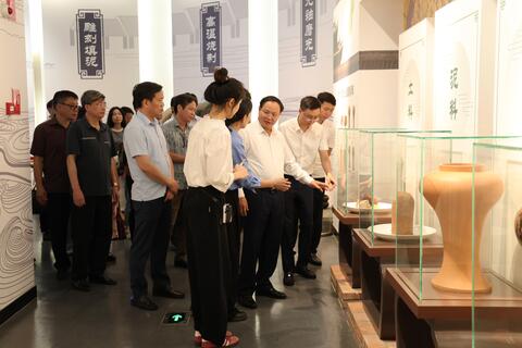 Bí thư Tỉnh ủy Lê Minh Ngân khảo sát mô hình tại huyện Kiến Thủy, châu Hồng Hà, tỉnh Vân Nam, Trung Quốc