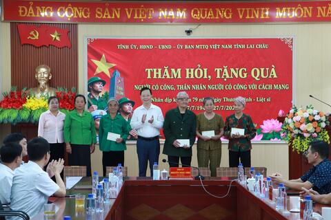 Đồng chí Nguyễn Ngọc Vinh - Phó Bí thư Tỉnh ủy, Chủ tịch Ủy ban Mặt trận Tổ quốc Việt Nam tỉnh thăm hỏi, tặng quà các gia đình người có công trên địa bàn xã Sin Suối Hồ