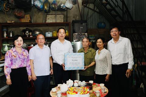 Chủ tịch UBND tỉnh Hà Quang Trung thăm và tặng quà người có công, thân nhân người có công tại xã Sìn Hồ
