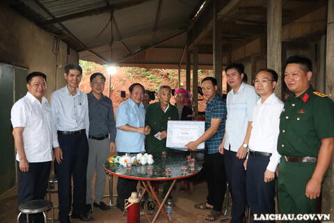 Phó Chủ tịch Thường trực UBND tỉnh Tống Thanh Hải thăm hỏi, tặng quà nhân dịp 79 năm Ngày Thương binh - Liệt sĩ trên địa bàn xã Nậm Tăm, Nậm Cuổi
