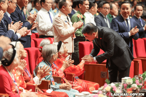 <a href="/cong-dan-doanh-nghiep" title="Công dân - Doanh nghiệp" rel="dofollow">Công dân - Doanh nghiệp</a>