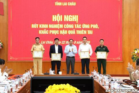 Lai Châu: Biểu dương khen thưởng các tập thể, cá nhân có thành tích xuất sắc khắc phục hậu quả mưa lũ