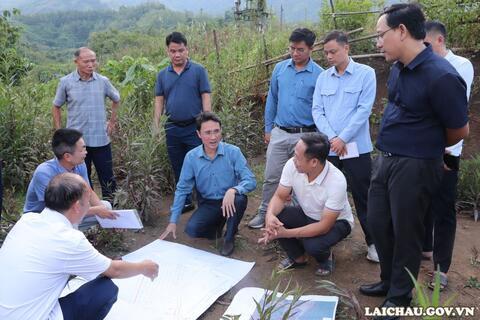 Phó Chủ tịch UBND tỉnh Hà Trọng Hải kiểm tra công tác bố trí, sắp xếp dân cư ra khỏi vùng thiên tai tại các xã Nậm Tăm, Nậm Mạ
