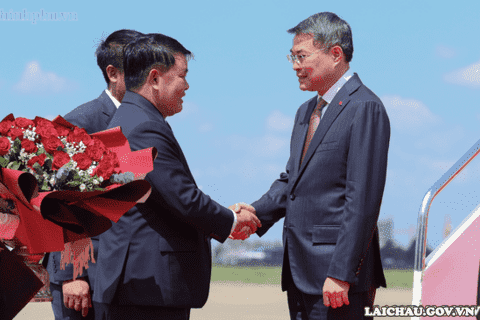 Thủ tướng Lê Minh Hưng tới Thủ đô Vientiane, bắt đầu chuyến thăm chính thức Lào