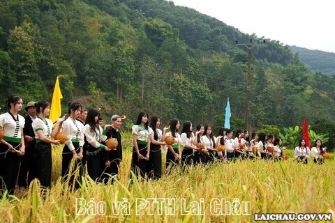 <a href="/du-khach" title="Điểm đến-Du khách" rel="dofollow">Điểm đến - Du khách</a>