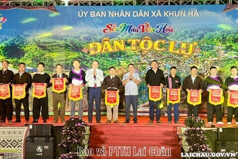 <a href="/du-khach" title="Điểm đến-Du khách" rel="dofollow">Điểm đến - Du khách</a>