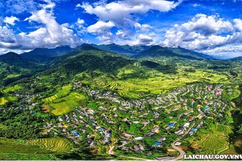 <a href="/du-khach" title="Điểm đến-Du khách" rel="dofollow">Điểm đến - Du khách</a>