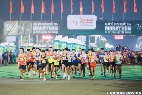 Màn chào cờ, hát Quốc ca đạt kỷ lục Việt Nam và hơn 4.000 vận động viên đã chính thức khởi tranh tại Tiền Phong Marathon 2023