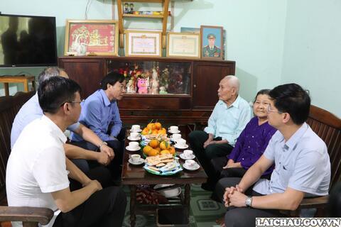 Chủ tịch UBND tỉnh Lê Văn Lương thăm hỏi và tặng quà cho chiến sĩ Điện Biên trực tiếp tham gia chiến dịch Điện Biên Phủ