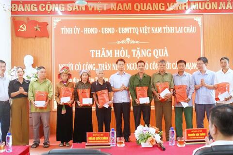Phó Trưởng Đoàn chuyên trách Đoàn Đại biểu Quốc hội tỉnh Hoàng Quốc Khánh thăm hỏi, tặng quà người có công, thân nhân người có công tại xã Khoen On và xã Mường Kim