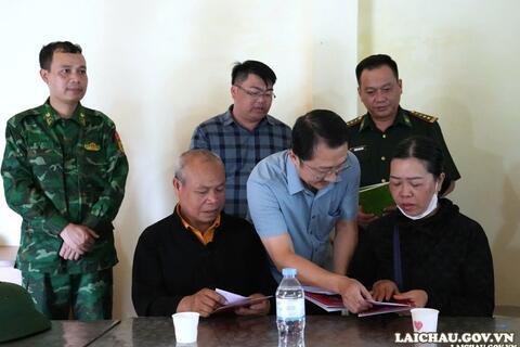 Phó Bí thư Tỉnh ủy, Trưởng đoàn Đại biểu Quốc hội tỉnh Sùng A Hồ thăm hỏi, động viên các gia đình bị thiệt hại do lũ quét, sạt lở đất tại xã Mường Than