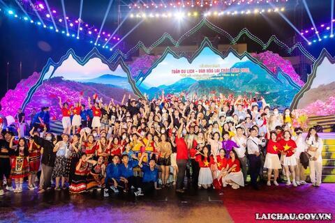 Tiến sỹ Đoàn Thị Kim Hồng - Hoa hậu Quý bà thế giới và Nam vương Thanh Phong tham gia các hoạt động tại Tuần Du lịch – Văn hóa Lai Châu năm 2022