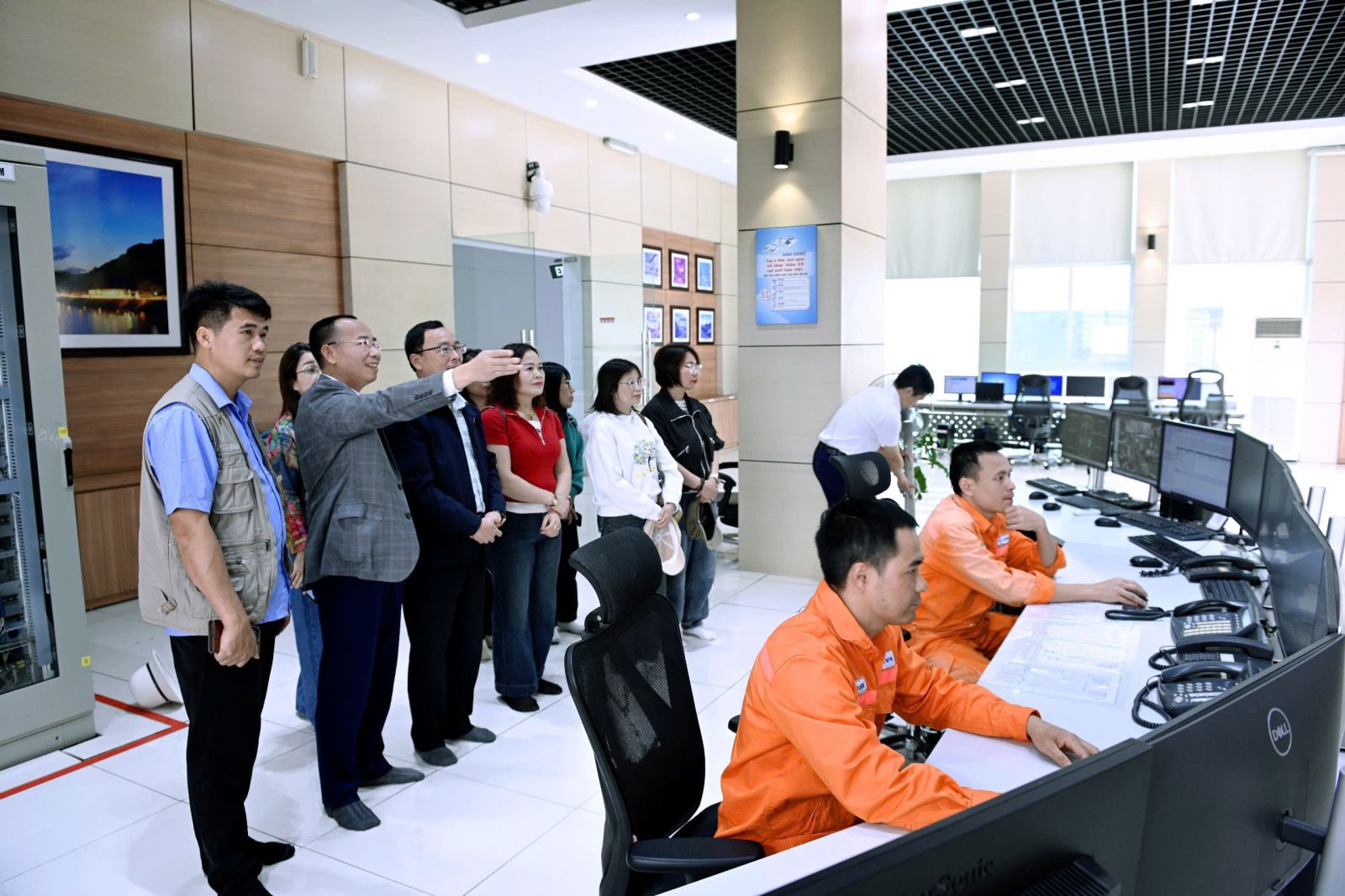 Hội Văn học - Nghệ thuật tỉnh tổ chức thực tế sáng tác  tại Than Uyên