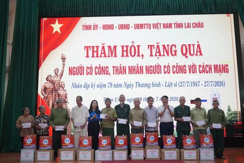 Phó Chủ tịch Thường trực HĐND tỉnh Tẩn Thị Quế thăm, tặng quà tại các xã Than Uyên và Mường Than