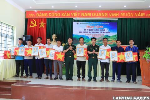 Trao tặng cờ Tổ quốc và ảnh Bác Hồ cho các hộ dân biên giới xã Huổi Luông