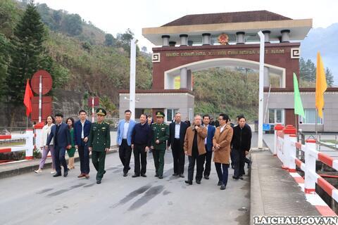Đồng chí Trần Quốc Vượng - Nguyên Ủy viên Bộ Chính trị, nguyên Thường trực Ban Bí thư Ban Chấp hành Trung ương Đảng thăm huyện Phong Thổ, tỉnh Lai Châu