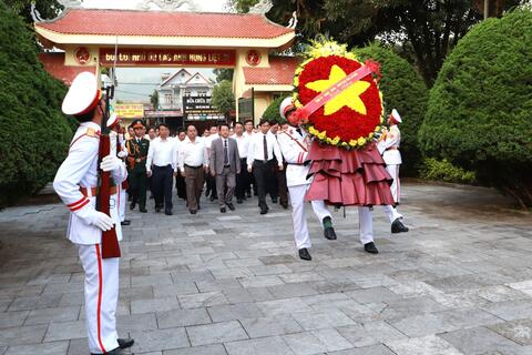 Đoàn đại biểu tỉnh Lai Châu viếng nghĩa trang liệt sĩ tỉnh và dâng hoa Tượng đài Bác Hồ với đồng bào các dân tộc tỉnh Lai Châu