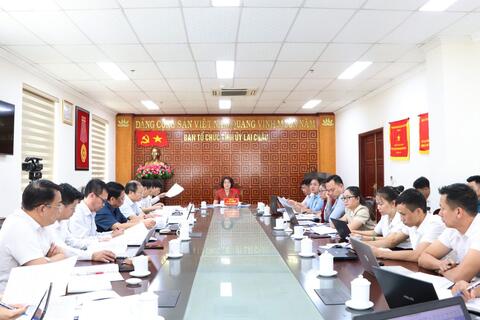 Trưởng Ban Tổ chức Tỉnh ủy duyệt văn kiện Đại hội Đảng bộ xã Mường Than, Mường Kim