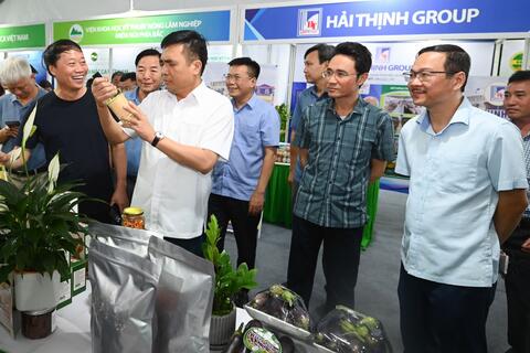 Thứ trưởng Bộ Nông nghiệp và Môi trường Nguyễn Quốc Trị và lãnh đạo tỉnh Lai Châu thăm các gian hàng trưng bày, giới thiệu sản phẩm OCOP và nông sản chủ lực tại Lai Châu