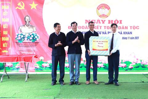 Chủ tịch UBND tỉnh Lê Văn Lương dự Ngày hội Đại đoàn kết toàn dân tộc tại liên khu dân cư bản Nà Phát - Nà Khan, xã Bình Lư