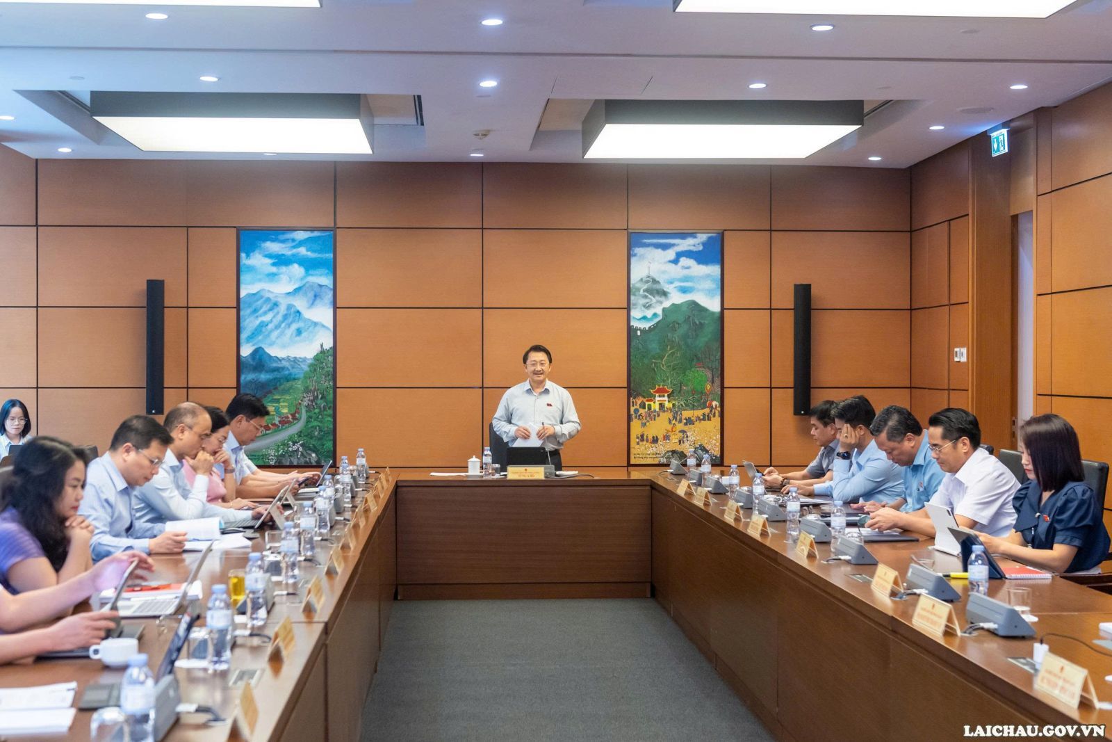 Đồng chí Sùng A Hồ - Phó Bí thư Tỉnh ủy, Trưởng Đoàn đại biểu Quốc hội tỉnh Lai Châu chủ trì Tổ thảo luận 16 tại Kỳ họp Quốc hội