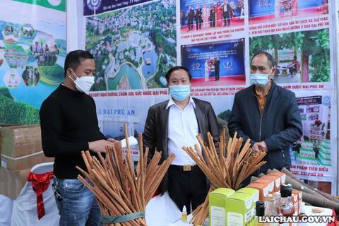 Lãnh đạo UBND tỉnh Lai Châu thăm gian hàng sản phẩm OCOP