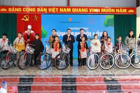 Chương trình “Cùng em tới lớp”: Trao tặng 100 chiếc xe đạp cho các em học sinh tỉnh Lai Châu