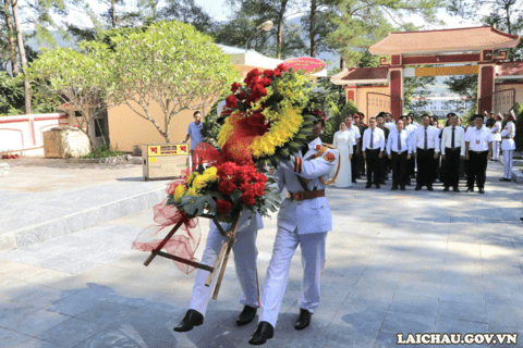 Đoàn đại biểu tỉnh viếng Nghĩa trang liệt sĩ xã Than Uyên và dâng hương Nhà truyền thống Khu di tích lịch sử cách mạng Bản Lướt, xã Mường Kim