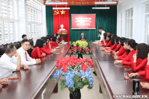 Trưởng Ban Tuyên giáo Tỉnh ủy Lê Đức Dục làm việc với cán bộ, giáo viên Trường THPT chuyên Lê Quý Đôn