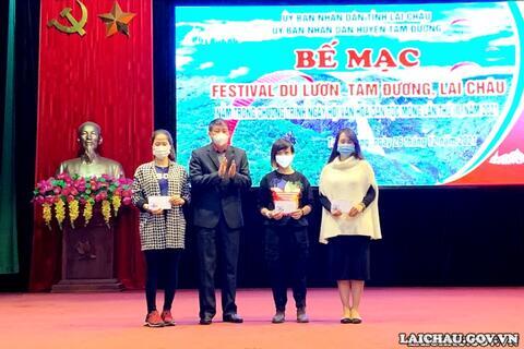 16 Giải được trao cho các phi công tham gia giải Festival dù lượn Tam Đường
