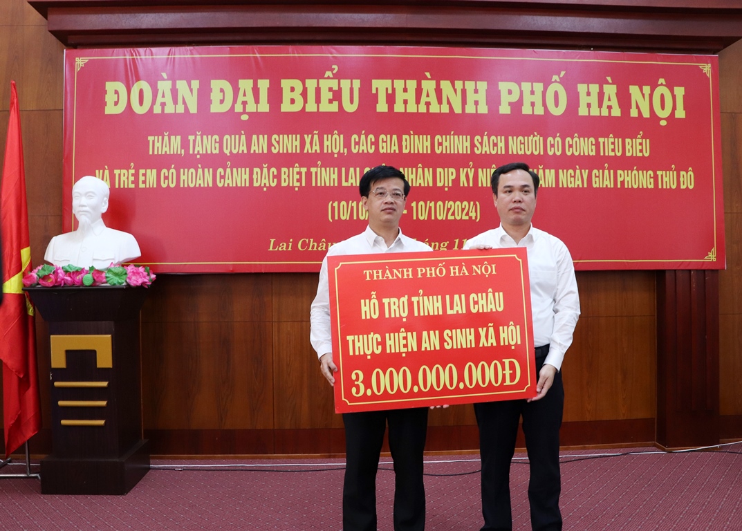 Đoàn đại biểu Thành phố Hà Nội thăm, tặng quà an sinh xã hội cho tỉnh Lai Châu