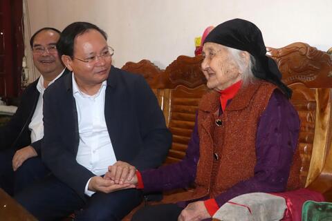 Bí thư Tỉnh ủy Lê Minh Ngân thăm, chúc Tết, tặng quà tại Bệnh viện Đa khoa tỉnh và các gia đình người có công, đảng viên 60 năm tuổi Đảng trên địa bàn phường Tân Phong