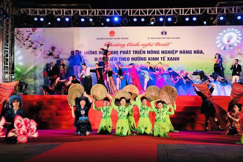 Rực rỡ Chương trình nghệ thuật chào mừng Hội nghị “Phát triển nông nghiệp hàng hóa và dược liệu theo hướng kinh tế xanh”