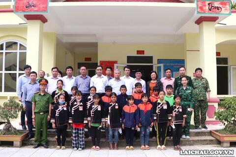 Đoàn Giám sát của Ủy ban đối ngoại Quốc hội thăm và tặng quà một số đơn vị tại huyện Phong Thổ
