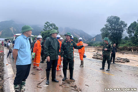 Chủ tịch UBND tỉnh Hà Quang Trung kiểm tra, chỉ đạo khắc phục hậu quả mưa lũ tại xã Mường Than