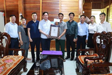 Trưởng Ban Nội chính Tỉnh ủy thăm hỏi và tặng quà tại địa bàn 04 xã: Hua Bum, Bum Tở, Bum Nưa và Mường Tè