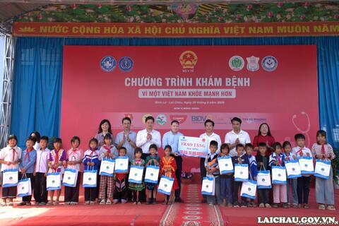 Đoàn công tác của Bộ Y tế thăm, tặng quà tại Chương trình khám bệnh “Vì một Việt Nam khỏe mạnh hơn” tại xã Bình Lư