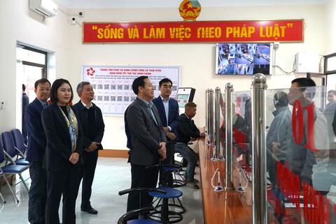 Chủ tịch UBND tỉnh Hà Quang Trung kiểm tra công tác bầu cử tại xã Than Uyên